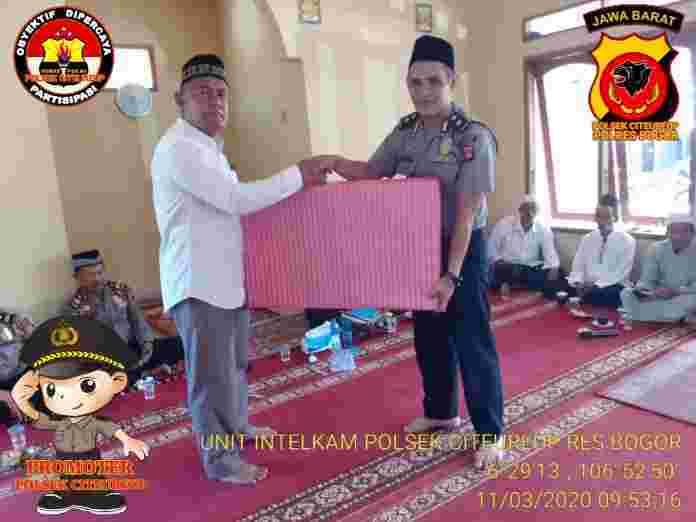 Kapolsek Citeureup Kompol Muhtarom, S. E memberikan cinderamata kepada IPDA SUPARDI anggota yang memasuki masa pensiun