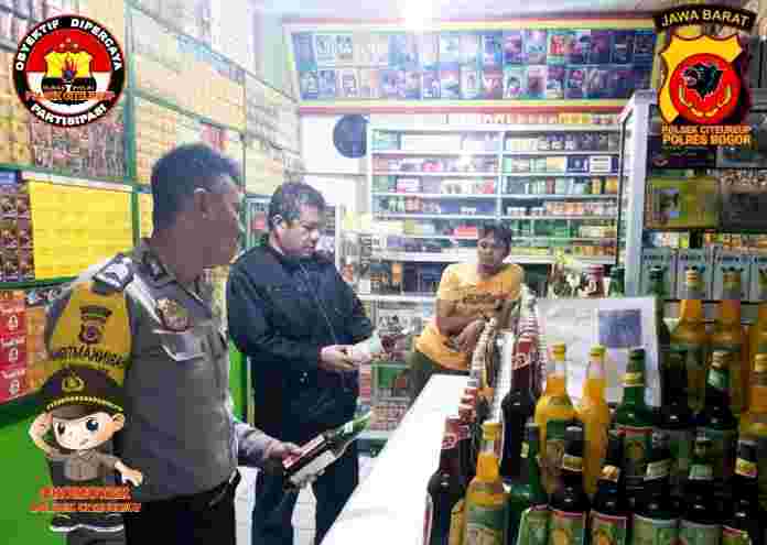 Kanit Reskrim Polsek Citeureup Polres Bogor melakukan pengecekan terhadap penjual jamu