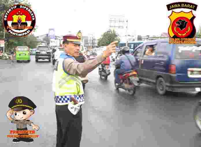 Kanit Lantas Polsek Citeureup Polres Bogor AKP TARYANA WIGUNA melaksanakan kegiatan pengaturan arus lalu lintas