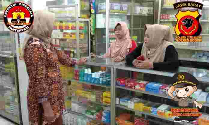 AIPTU SRI PURWANTI, SH mengecek ketersediaan masker di apotik