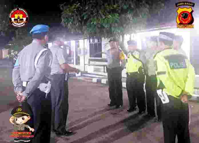 Kapolsek Citeureup Polres Bogor AKP RICKY WOWOR, SH memberikan arahan kepada personil yang akan melaksanakan kegiatan KRYD