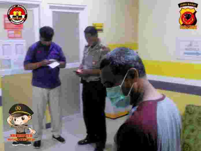Kapolsek Citeureup Polres Bogor AKP RICKY WOWOR, SH melakukan pengecekan ke Klinik Insani Citeureup