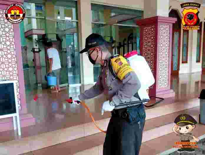 AIPTU CECEP SOPANDI selaku Bhabinkamtibmas Kelurahan Karang Asem Barat melakukan penyemprotan cairan disinfektan di Masjid Jami ASH-SHOHEH Citeureup.