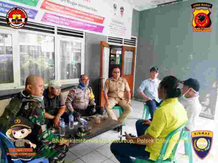 Bhabinkamtibmas dan Bhabinsa Desa Citeureup bersama dengan aparatur Desa memberikan pemahaman kepada warga yang akan melaksanakan resepsi pernikahan.