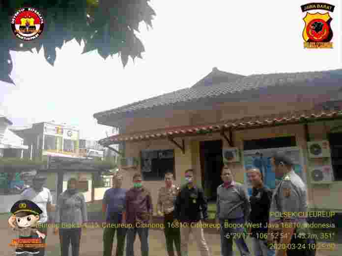 Personil Polsek Citeureup Polres Bogor bersama-sama berjemur dibawah sinar matahari untuk pencegahan penyebaran Virus COVID-19