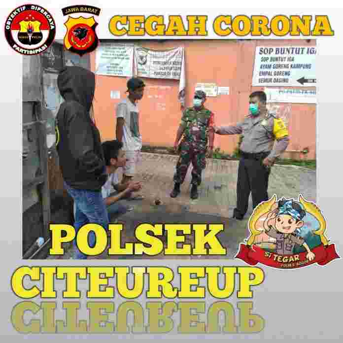 Bhabinkamtibmas Desa Puspasari AIPTU BEBEN BENI. B membubarkan warga yang terlihat berkumpul