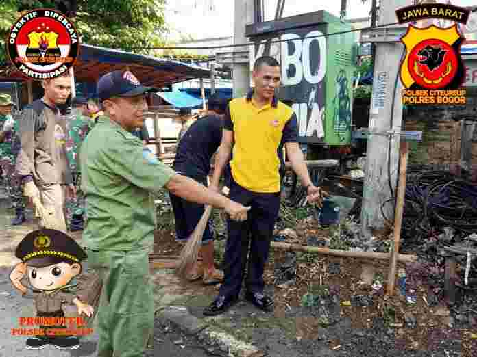Kapolsek Citeureup ikut turun membersihkan sampah