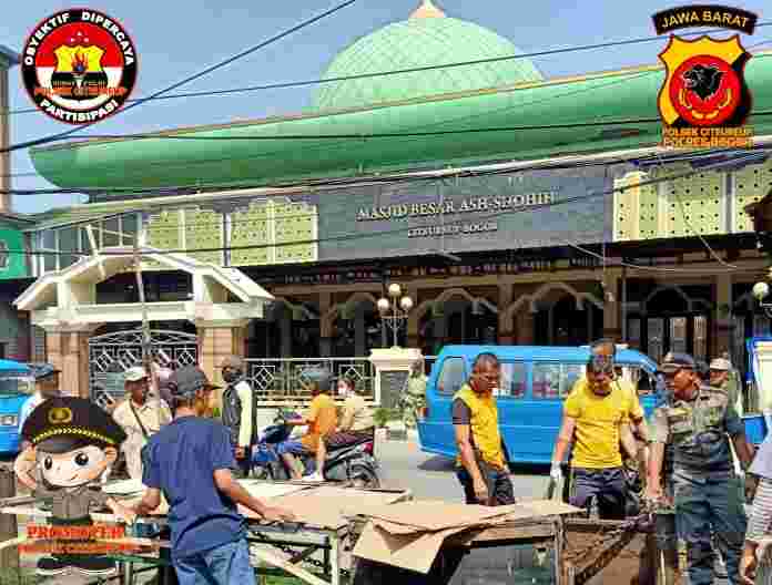Polsek Citeureup Bersihkan sekitar Masjid besar ASH-SHOHEH