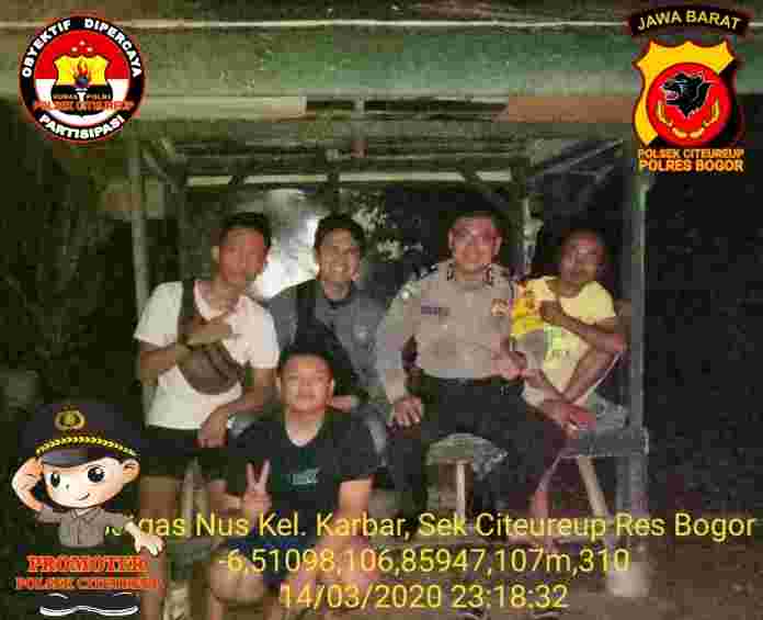 Bhabinkamtibmas menjaga keamanan lingkungan