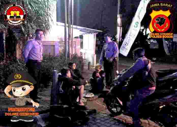 Memberikan himbuan kepada para pemuda yang masih nongkrong lewat tengah malam