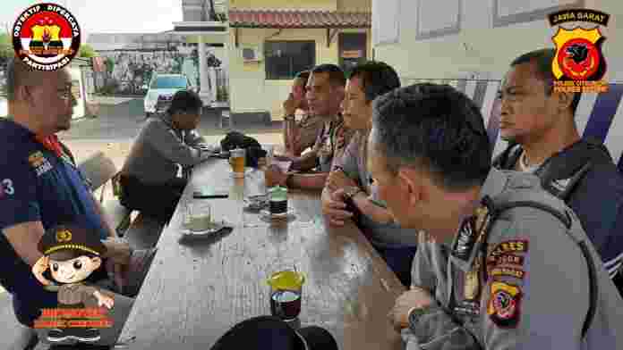 Kapolsek Citeureup Polres Bogor KOMPOL MUHTAROM, S. E memberikan arahan kepada para perwira dan anggota Polsek Citeureup Polres Bogor