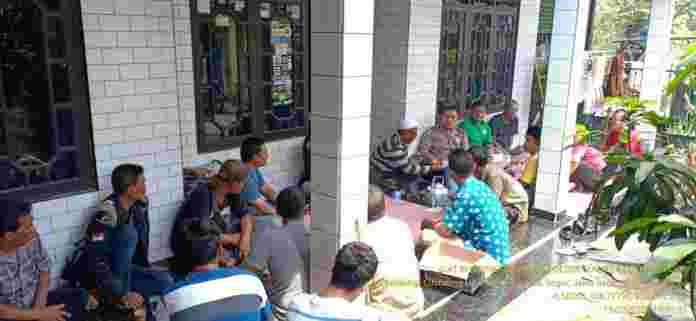 Bhabinkamtibmas Desa Cihideung Udik Berikan Edukasi Tentang Corona.