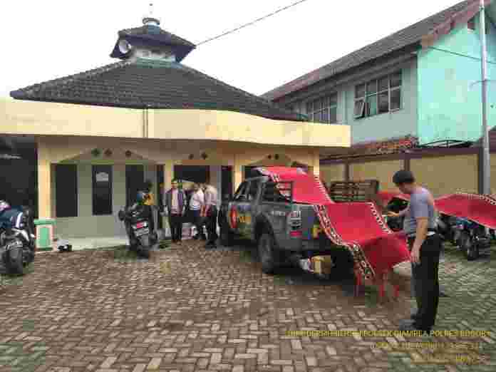 Polsek Ciampea Gelar Jumat Bersih-bersih Masjid Antisipasi Penyebaran Wabah Virus Corona.