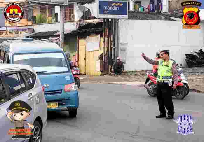 Kanit Lantas Polsek Citeureup Polres Bogor melakukan pengaturan arus lalin