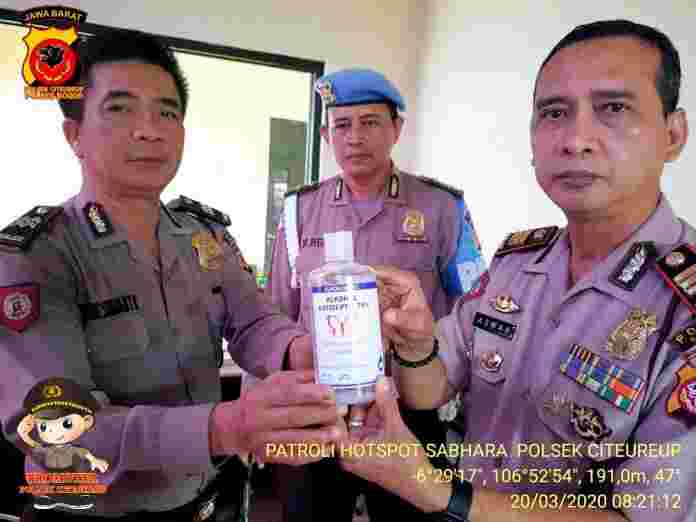 SPK Polsek Citeureup Polres Bogor menyediakan hand sanitizer
