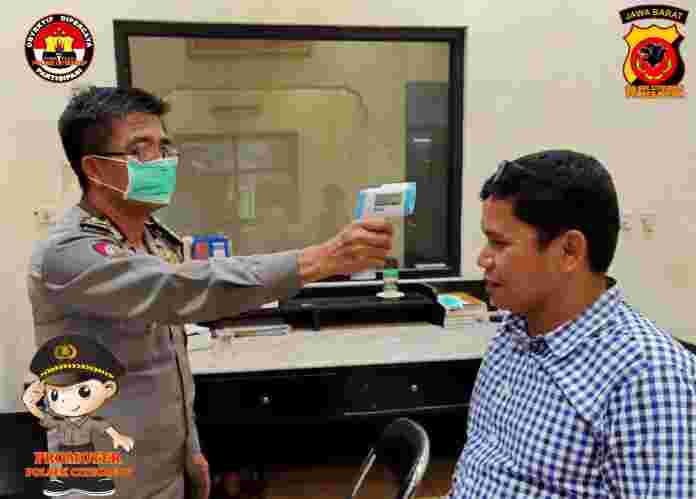 KA SPK Polsek Citeureup melakukan pengecekan suhu tubuh terhadap warga masyarakat pengunjung Mapolsek Citeureup