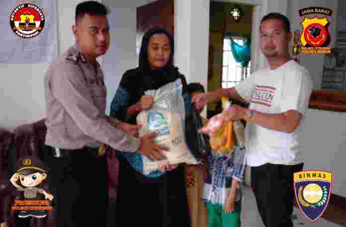BRIGADIR DENI SAPUTRA menyerahkan bantuan dari Kapolsek Citeureup Polres Bogor