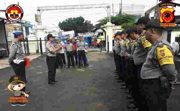 Pemberian arahan kepada anggota Polsek Citeureup Polres Bogor terkait dengan pelayanan kepada warga masyarakat