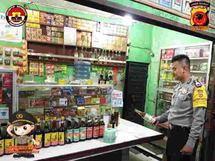 BRIGADIR DENI SAPUTRA pada saat melakukan rajia terhadap penjual miras
