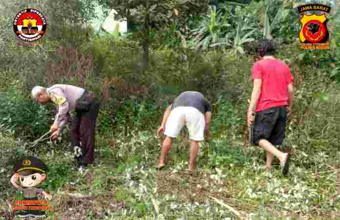 Bhabinkamtibmas AIPTU UJANG PRIYADI ikut melakukan kegiatan bersih-bersih di Desa Tajur