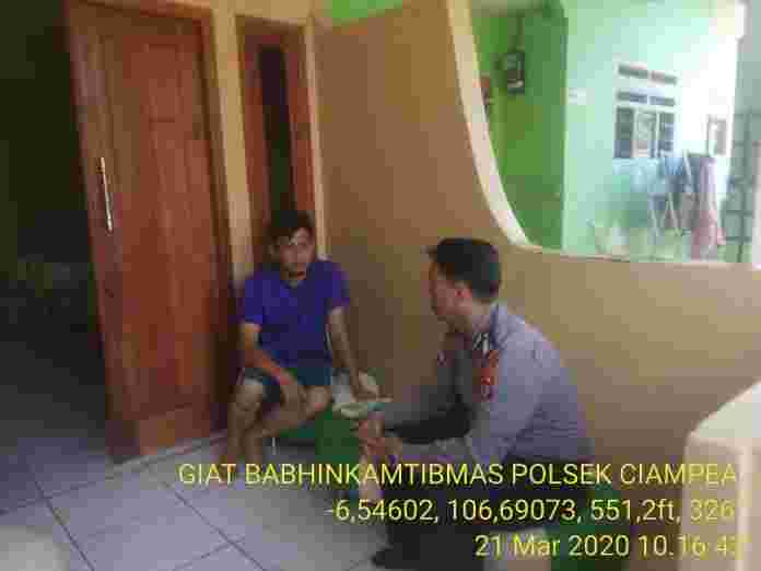 Bhabinkamtibmas Ciampea Polsek Ciampea Melaksanakan Giat Door To Door System.