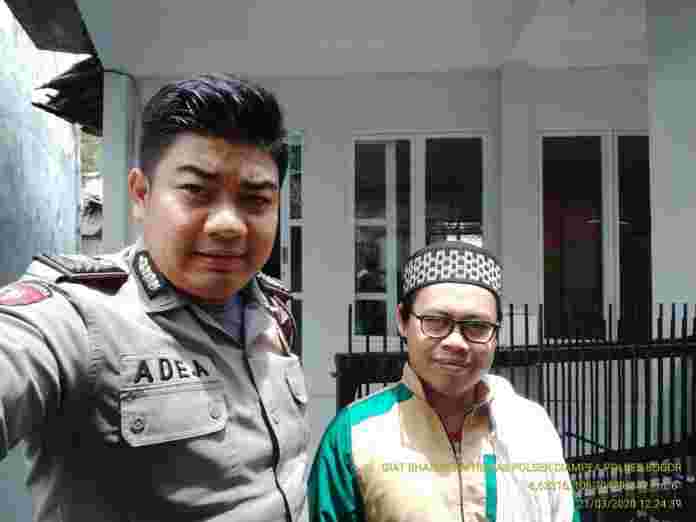 Gelar Door To Door System, Bhabinkamtibmas Desa Gunung Mulya Polsek Ciampea Himbau Warga Untuk Peningkatan Pengawasan Lingkungan.