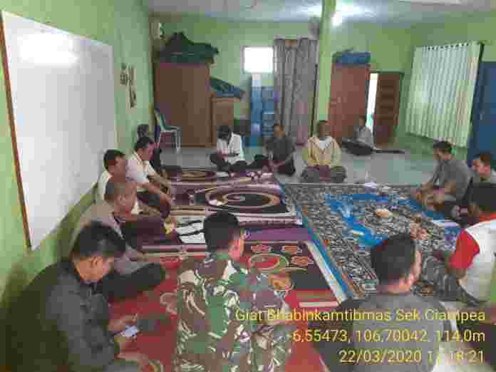 Jangan Dipandang Sebelah Mata, Lihat Upaya Babinsa dan Bhabinkamtibmas Ini Edukasi Warga Desa Bojong Rangkas Cegah Corona.
