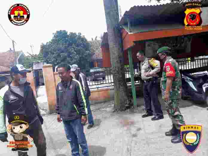 AIPTU DWIYONO CIKIYADI melakukan penyemprotan cairan disinfektan