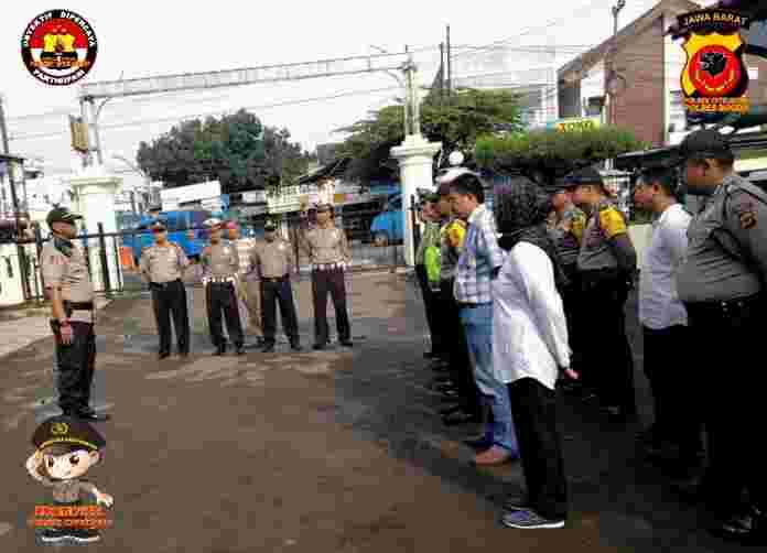 Kapolsek Citeureup Polres Bogor AKP RICKY WOWOR, S. H memimpin apel pada Senin pagi dan memberikan arahakan kepada personil Polsek Citeureup Polres Bogor agar tetap waspada dan berhati-hati terkait dalam pelaksanaan tugas.