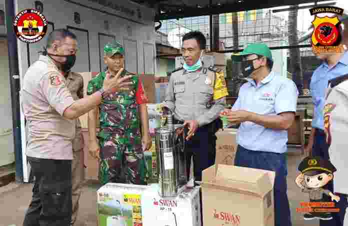 Kapolsek Citeureup Polres Bogor menerima bantuan alat semprot dari PT. GOLDEN AGIN