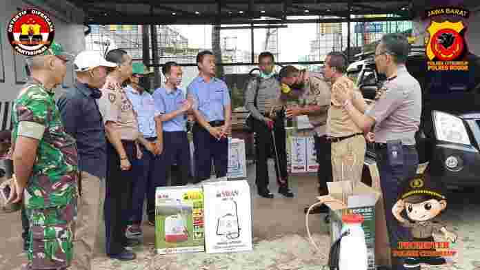Kapolsek Citeureup Polres Bogor menerima bantuan alat semprot