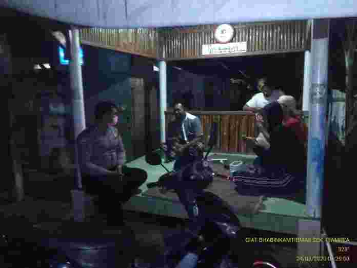 Bhabinkamtibmas Desa Tapos II Sambang Pos Kamling Dialog Cegah Virus Corona.