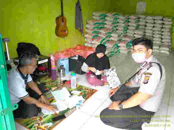 Bhabinkamtibmas Desa Gunung Mulya Monitoring Penyaluran BPNT-PKH.