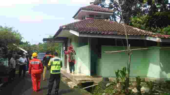 Antisipaasi Virus Corona, Bhabinkamtibmas Desa Cibadak Polsek Ciampea Semprot Masjid Dan Fasum.
