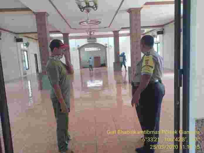 Tidak Mengenal Hari Libur, Bhabinkamtibmas Desa Cibanteng Polsek Ciampea Cegah Virus Corona di Rumah Ibadah.