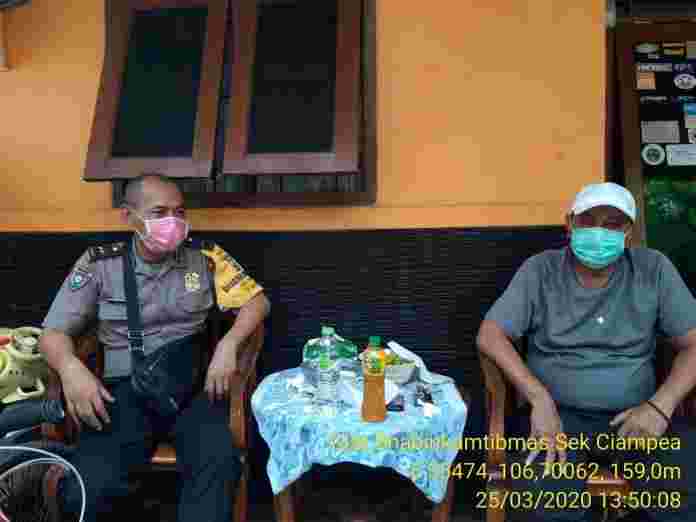 Door to Door System, Bhabinkambtimas Desa Bojong Rangkas Polsek Ciampea Polres Bogor Berikan Himbauhan Pencegahan Covid-19