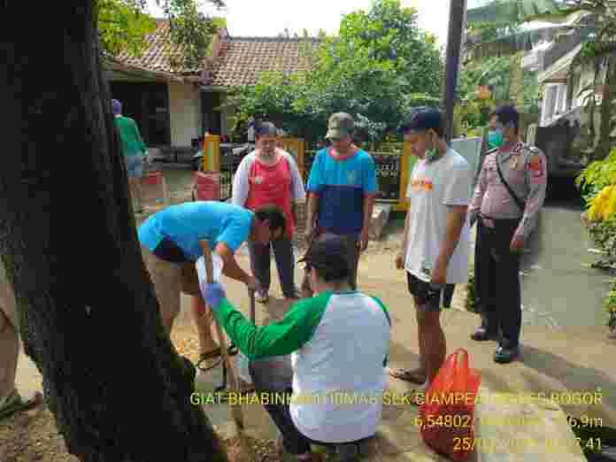 Waspada Corona, Bhabinkamtibmas Desa Benteng Polsek Ciampea Polres Bogor Sosialisasikan Maklumat Kapolri.