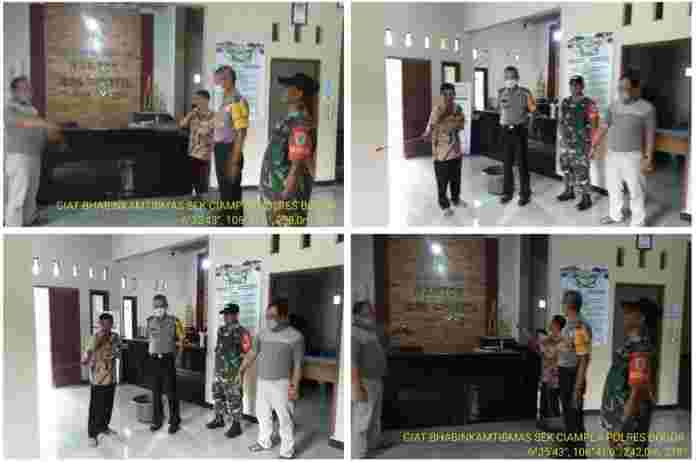 Serius Cegah Corona, Babinsa Dan Bhabinkamtibmas Bersama Perangkat Desa Cibuntu Lakukan Penyemprotan Disinfektan.