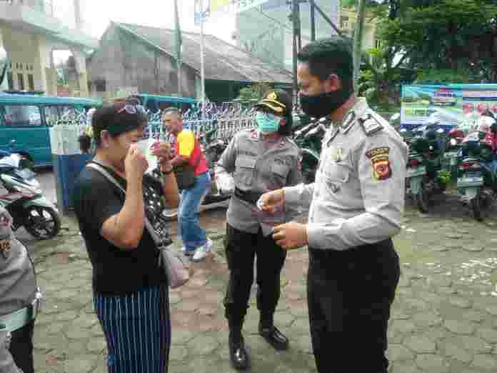 Peduli Kesehatan, Polsek Ciampea Polres Bogor Bagikan Masker Kepada Masyarakat.