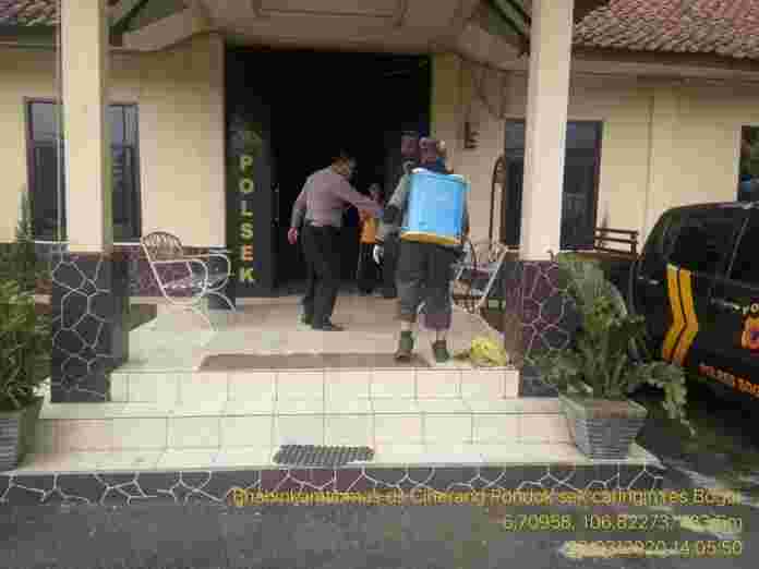 Penyemprotan Desinfektan Kantor Polsek Caringin - Polres Bogor Cegah Covid 19
