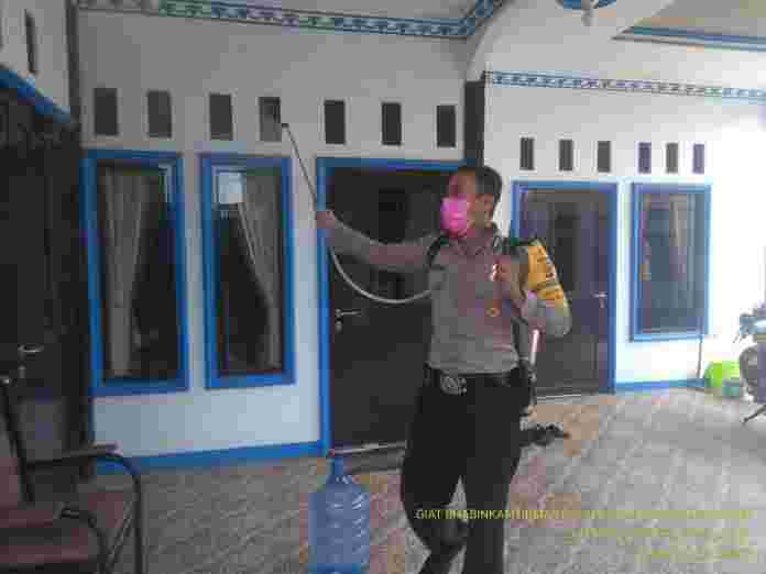 Bhabinkamtibmas dan Babinsa Kompak Lakukan Penyemprotan Disinfektan di Fasilitas Umum Desa Cinangka