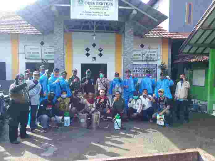 Cegah Virus Corona, Bhabinkamtibmas Polsek Ciampea Dampingi Petugas Kesehatan Lakukan Penyemprotan Disinfektan.