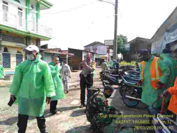 Mencegah Penyebaran COVID-19 Bhabinkamtibmas Polsek Ciampea Polres Bogor Bersama Aparat Desa Ciampea Udik Lakukan Penyemprotan Cairan Disenfektan