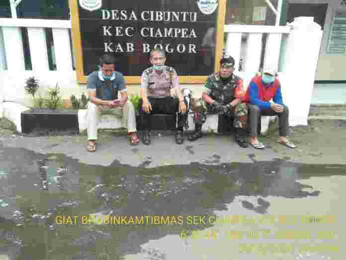 Aksi Bhabinkamtibmas Polsek Ciampea Bersama Aparat Desa Cibuntu Semprotkan Cairan Disinfektan Cegah Penyebaran Virus Covid 19