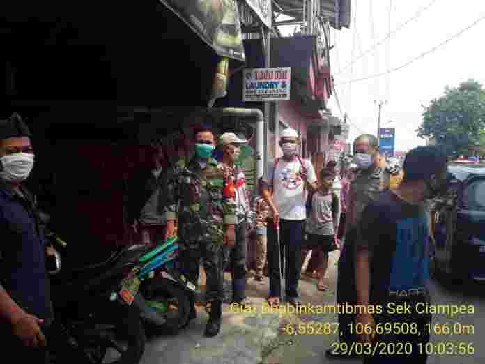 Bukti Kekompakkan Bhabinkamtibmas dan Babinsa Desa Bojong Rangkas Saat Lakukan Penyemprotan Disinfektan