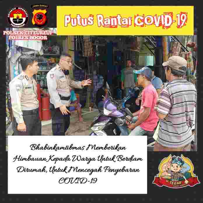Anggota Bhabinkamtibmas Polsek Citeureup Polres Bogor memberikan himbauan dan pemahaman kepada warga masyarakat untuk tidak berkumpul dan berkerumun diluar rumah untuk mencegah penyebaran Virus Covid-19.