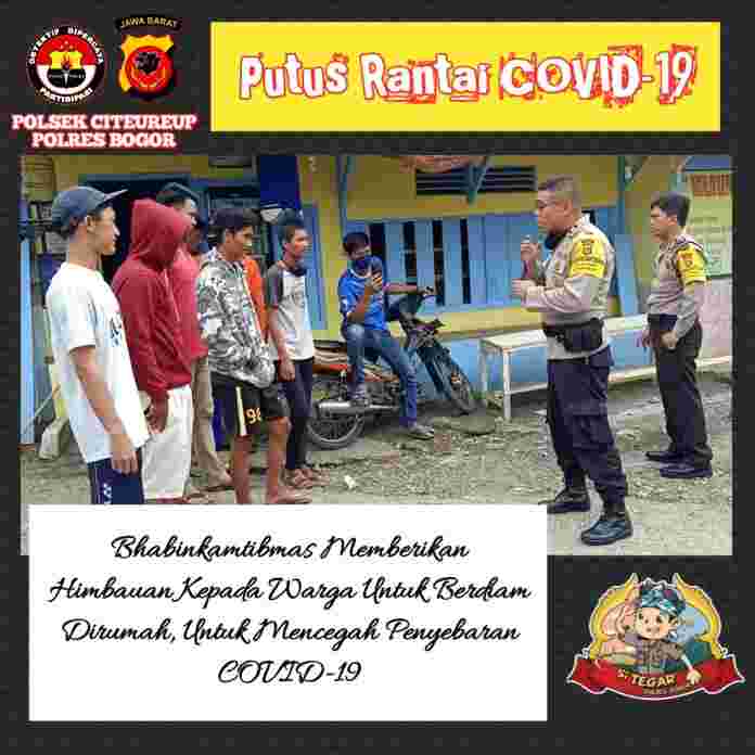 Anggota Bhabinkamtibmas Polsek Citeureup Polres Bogor memberikan himbauan kepada para pemuda yang masih terlihat berkerumun dan nongkrong untuk segera pulang mencegah penyebaran virus Covid-19.