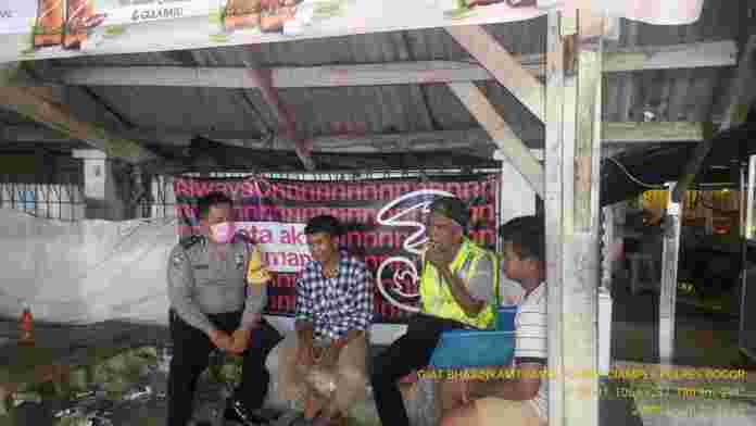 Sambangi Pos Kamling, Bhabinkamtibmas Desa Cihideung Udik Polsek Ciampea Polres Bogor Sampaikan Pesan Kamtibmas