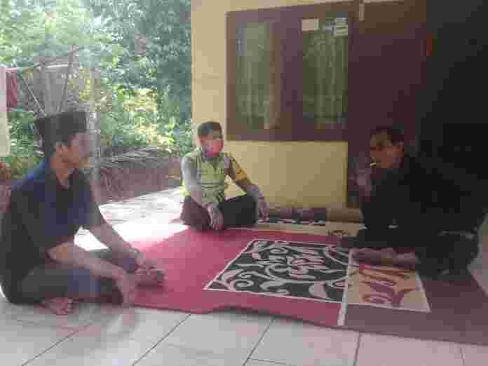 Bhabinkamtibmas Desa Cibadak Polsek Ciampea Polres Bogor Beri Himbauan Kepada Warga Terkait Virus Corona.