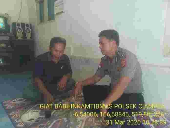 Bhabinkamtibmas Polsek Ciampea Polres Bogor Sampaikan Maklumat Kapolri dan Himbauan Pemerintah Di Hadapan Warga